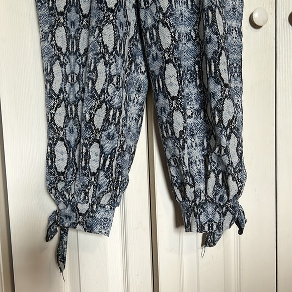 Snake print jumpsuit - Picture 2 of 5